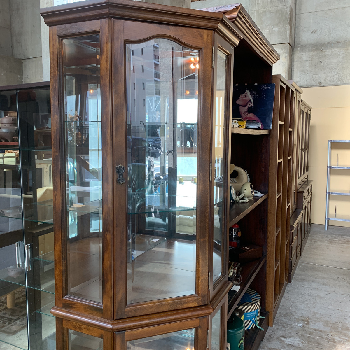お値下げ！カリモク ガラスショーケース コロニアル コーナー 飾り棚