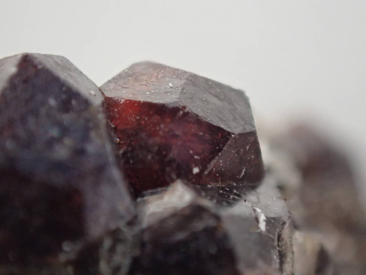 鉄礬柘榴石(almandine) 真壁町山ノ尾 ガーネット 鉱物 鉄礬柘榴石(almandine) 真壁町山ノ尾 ガーネット 鉱物
