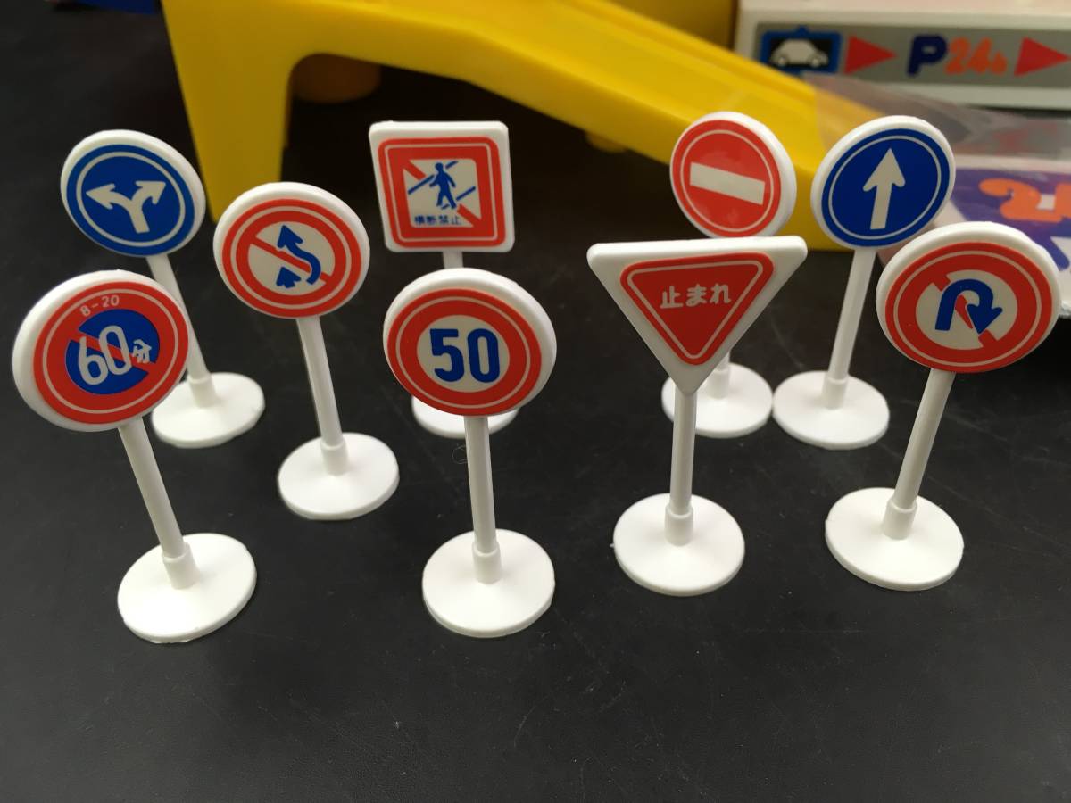 傷や汚れあり】0327-307☆TOMY トミカパーキング たのしい 交通標識