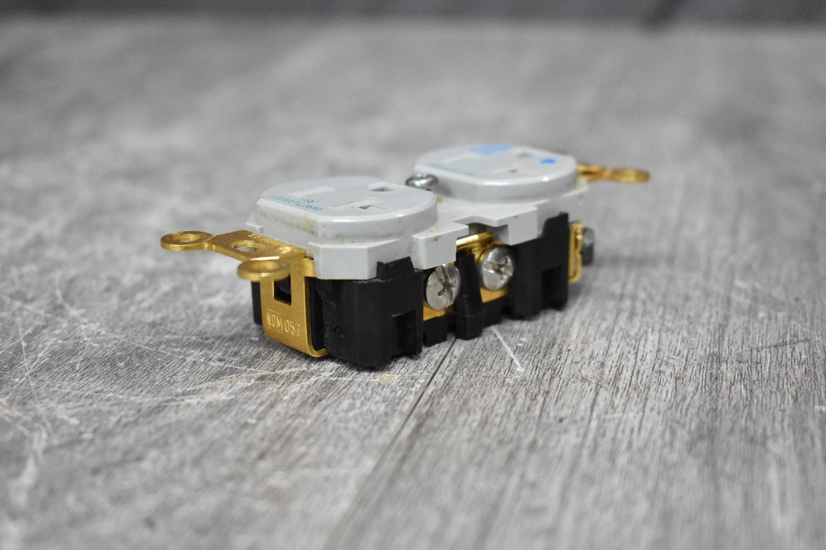 wattgate 381壁コンセント (金メッキ) ワッタゲート