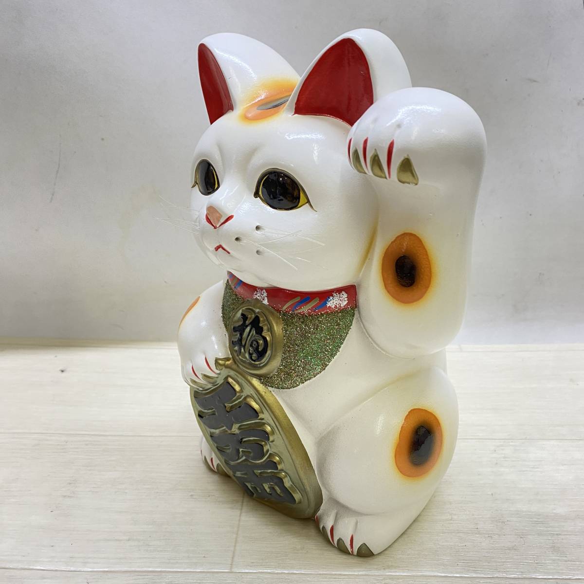 【美品】ねこ　白猫　招き猫　陶器　置物　インテリア　工芸品　美術品　A3303 目立った傷や汚れなし】△ 美品 招き猫 置物 オブジェ インテリア 商売