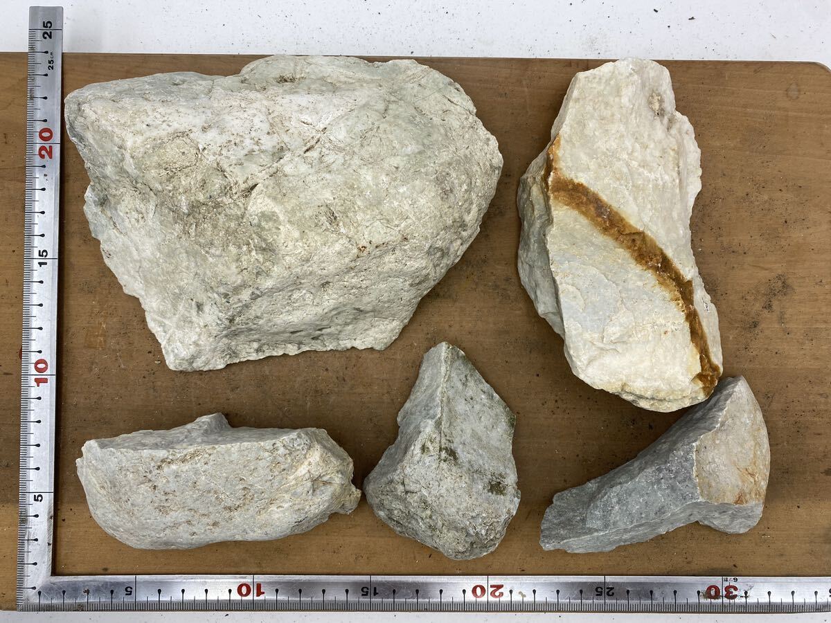 糸魚川翡翠原石8（ひすい づらく ヒスイ）IJ2408070008 