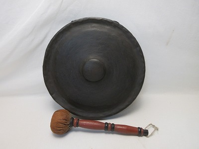 美品 茶道具 銅鑼 桴付 仏教囃子歌舞伎打楽器 鐘鳴物 ばちドラ 元箱 未使用 茶道具 銅鑼 桴付 仏教歌舞伎打楽器 鐘鳴物 銅印重さ