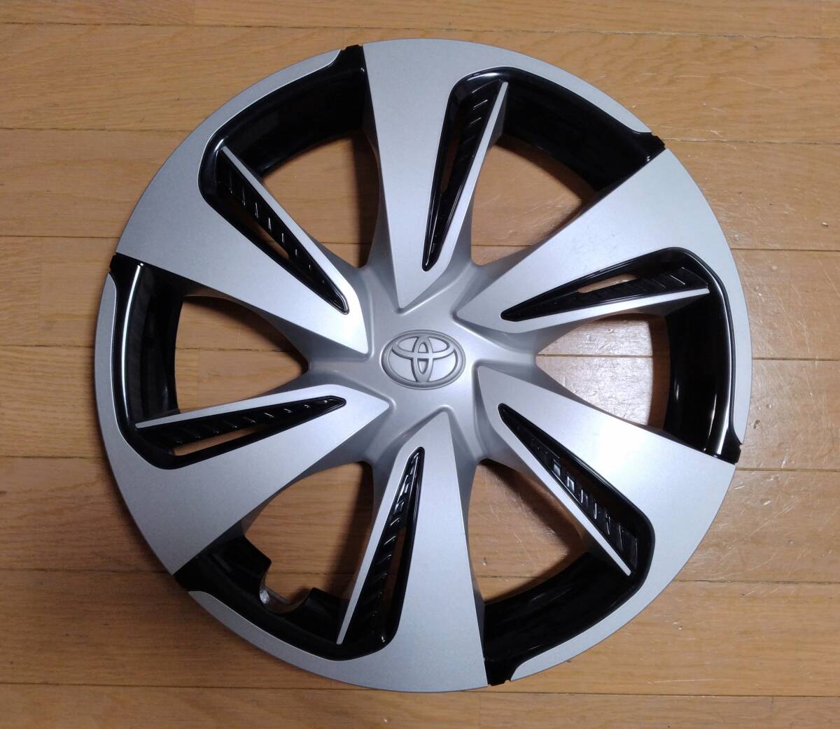 シエンタ 10系　ホイールキャップ 4本セット トヨタ シエンタ（10系）純正ホイールキャップ 4枚セット - メルカリ