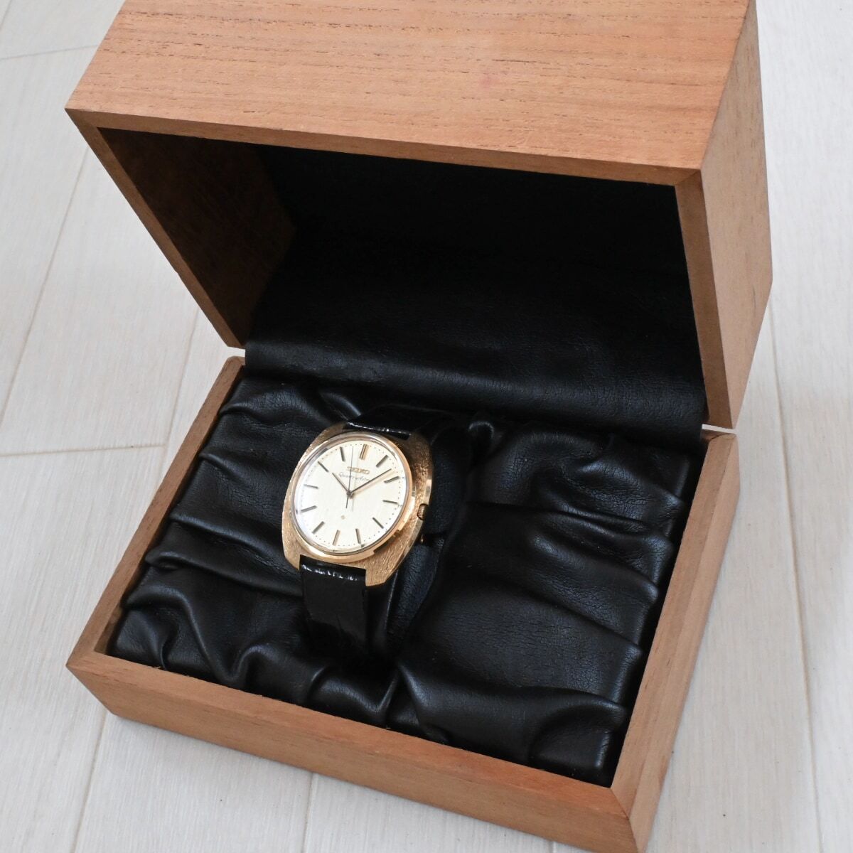 激レア　SEIKO　セイコー　VFA　K18WG　金無垢　3823-7030　QUARTZ　メンズ　腕時計　極上品　即決 セイコー K18 金無垢 ゴールドフェザー 手巻き