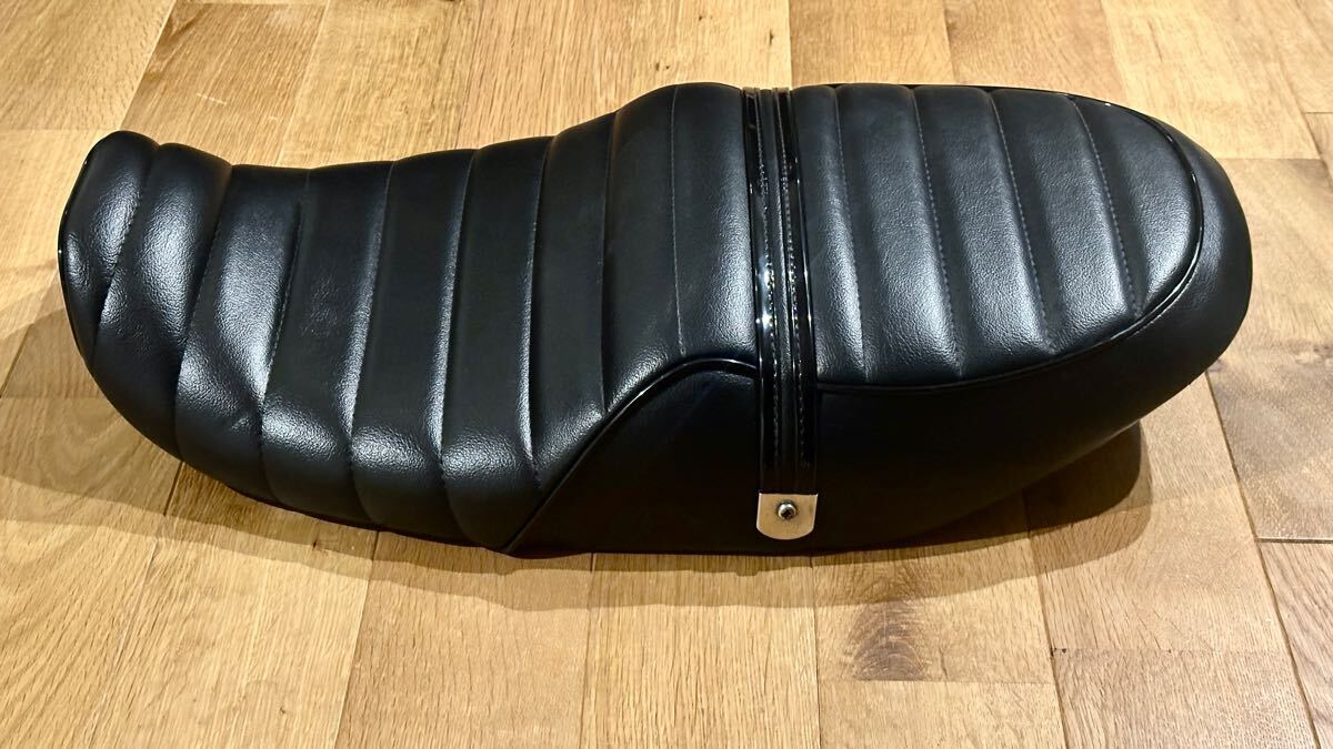 ゼファー1100チョビ三 段 シート 黒皮/タックロールRS車検 三段 ゼファー1100チョビ三 段 シート 黒皮&frasl;タックロールRS車検 三段 人気