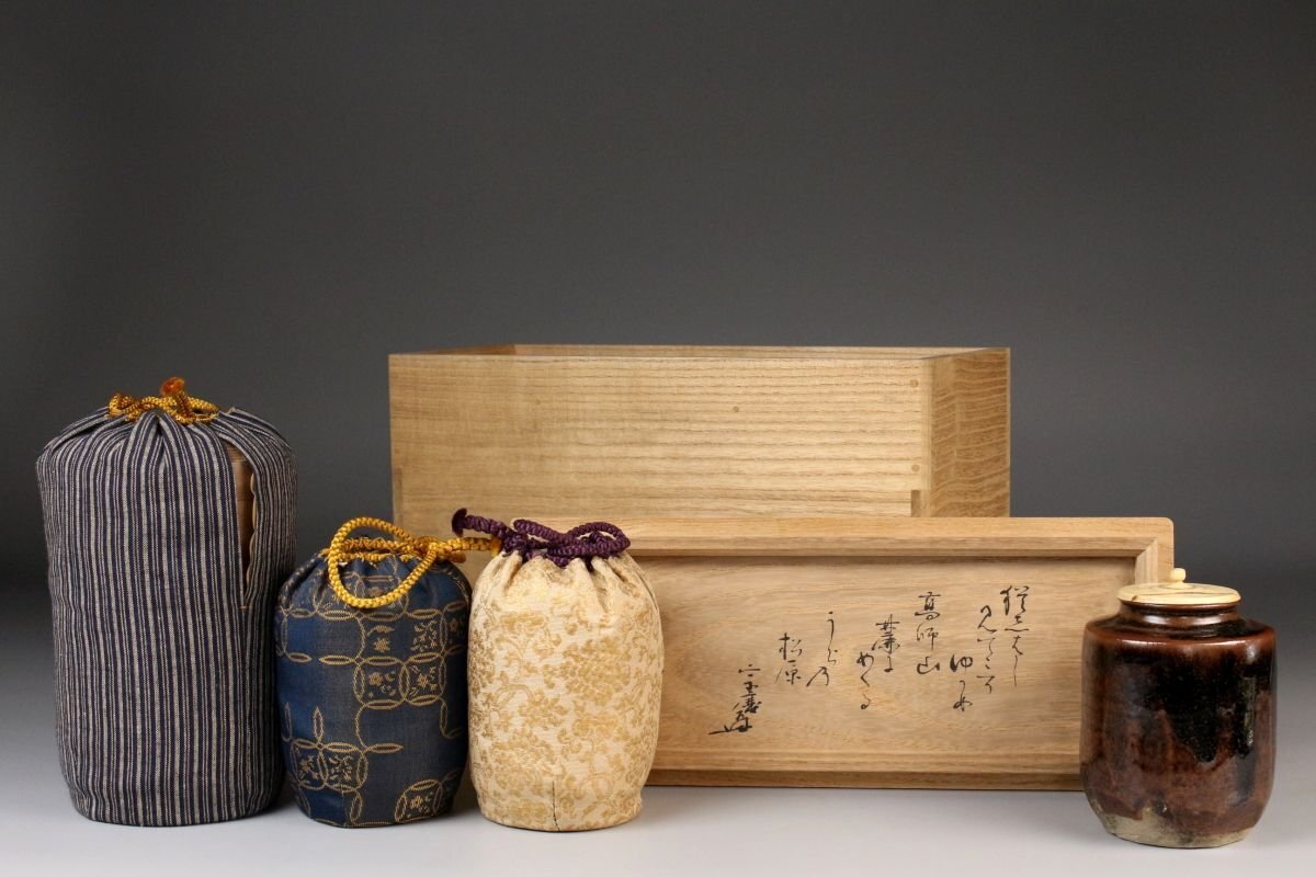 【やや傷や汚れあり】【LIG】圧巻の大名品 古高取茶入 銘「松原」 遠州流小堀宗慶和歌書付箱 仕覆三揃い 虫喰蓋 挽家 挽家袋 茶道具 数奇者 ...