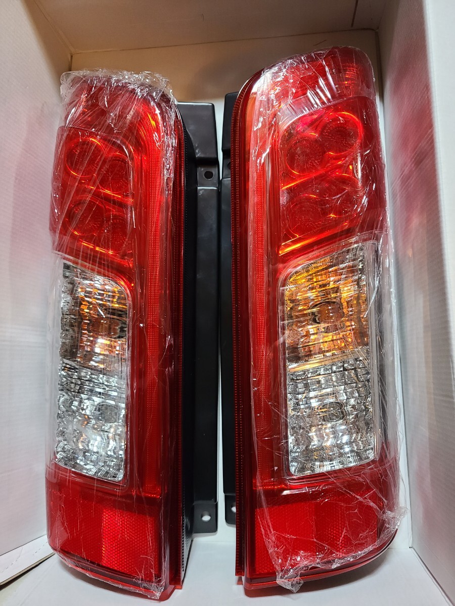 キャラバン NV350 純正LEDテールランプ 品 ボディライン カバー付 