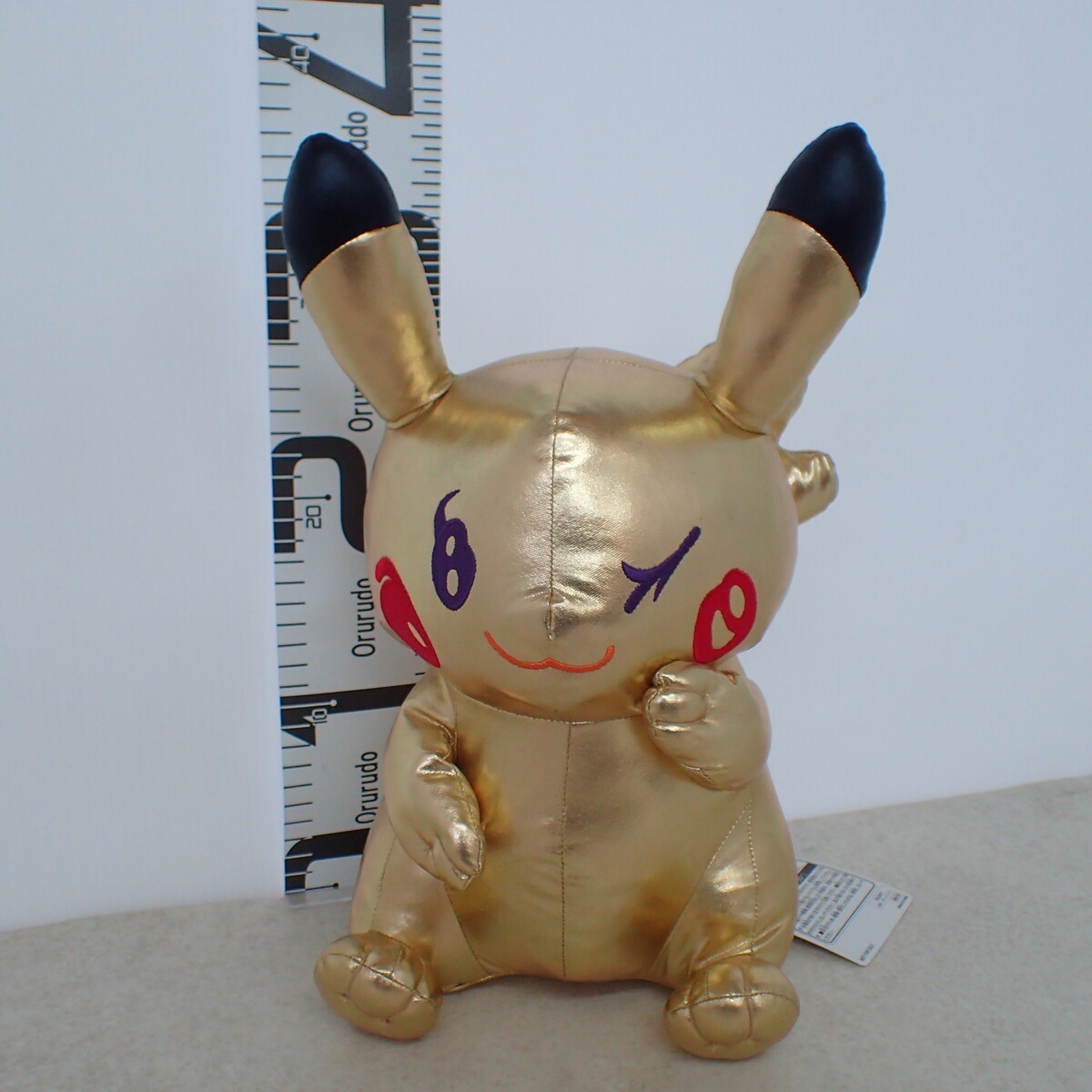 「シュウ ウエムラ × ピカチュウ」コラボぬいぐるみ（未使用・タグ付き） 新品】シュウウエムラ ノベルティ ポーチ ピカシュウ ピカチュウ