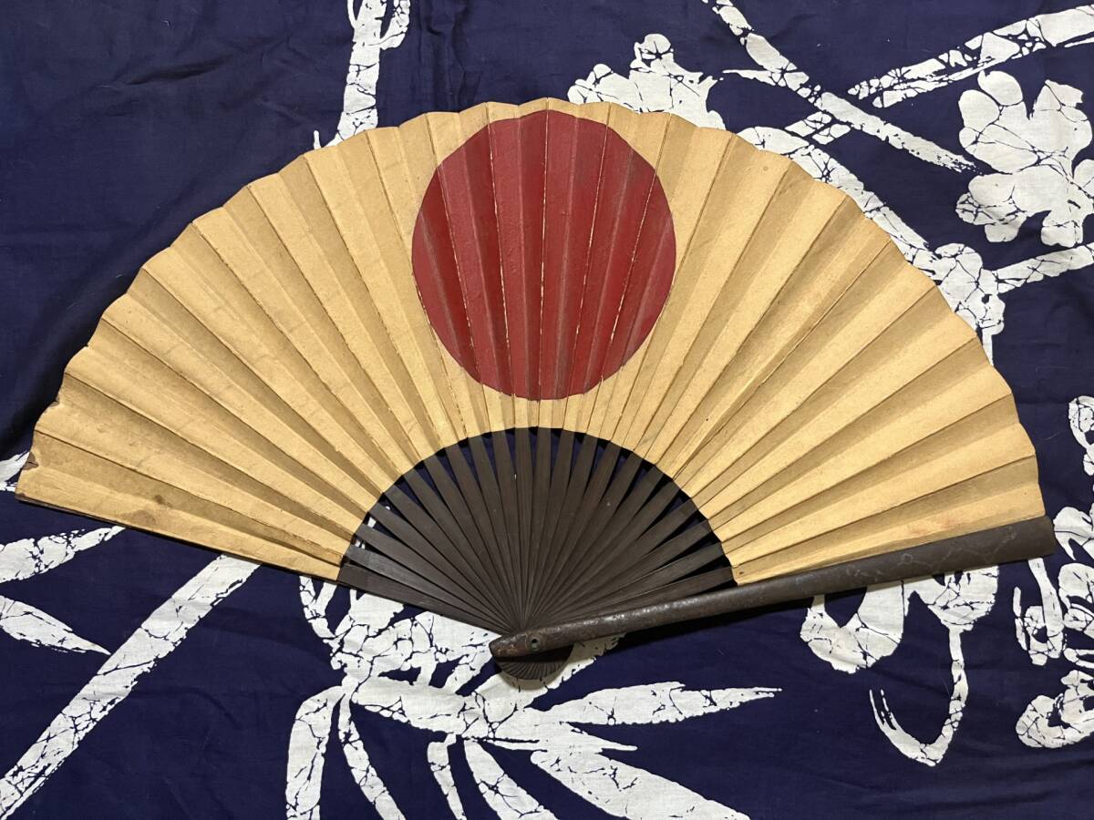 慶應◇時代秀逸武具 桃山～江戸時代初期 銀象嵌草花唐草文入 鉄扇 黒地 