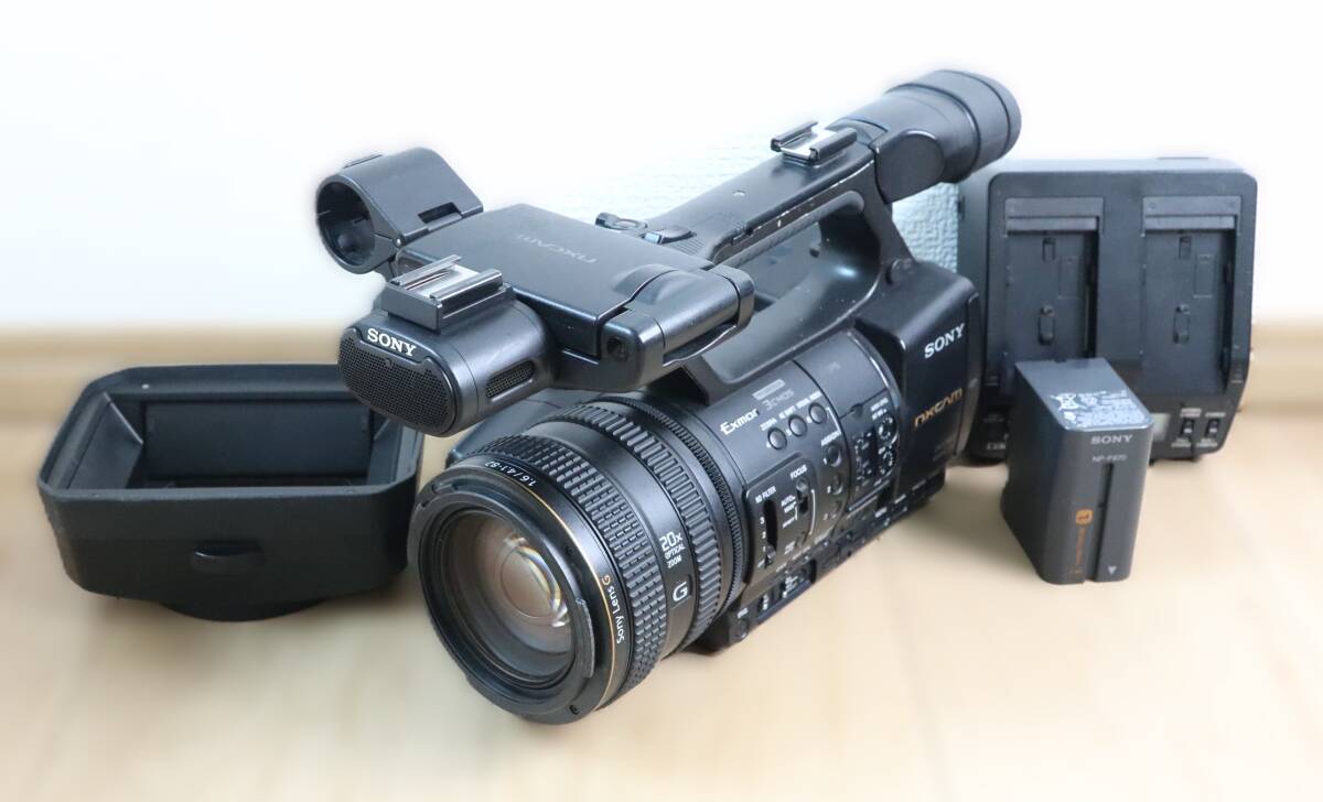 ★通電時間141×10H★ソニー SONY HXR-NX5J 業務用ビデオカメラ + AC-VQ1051D アダプター付★　W0328＃4666の1番目の画像