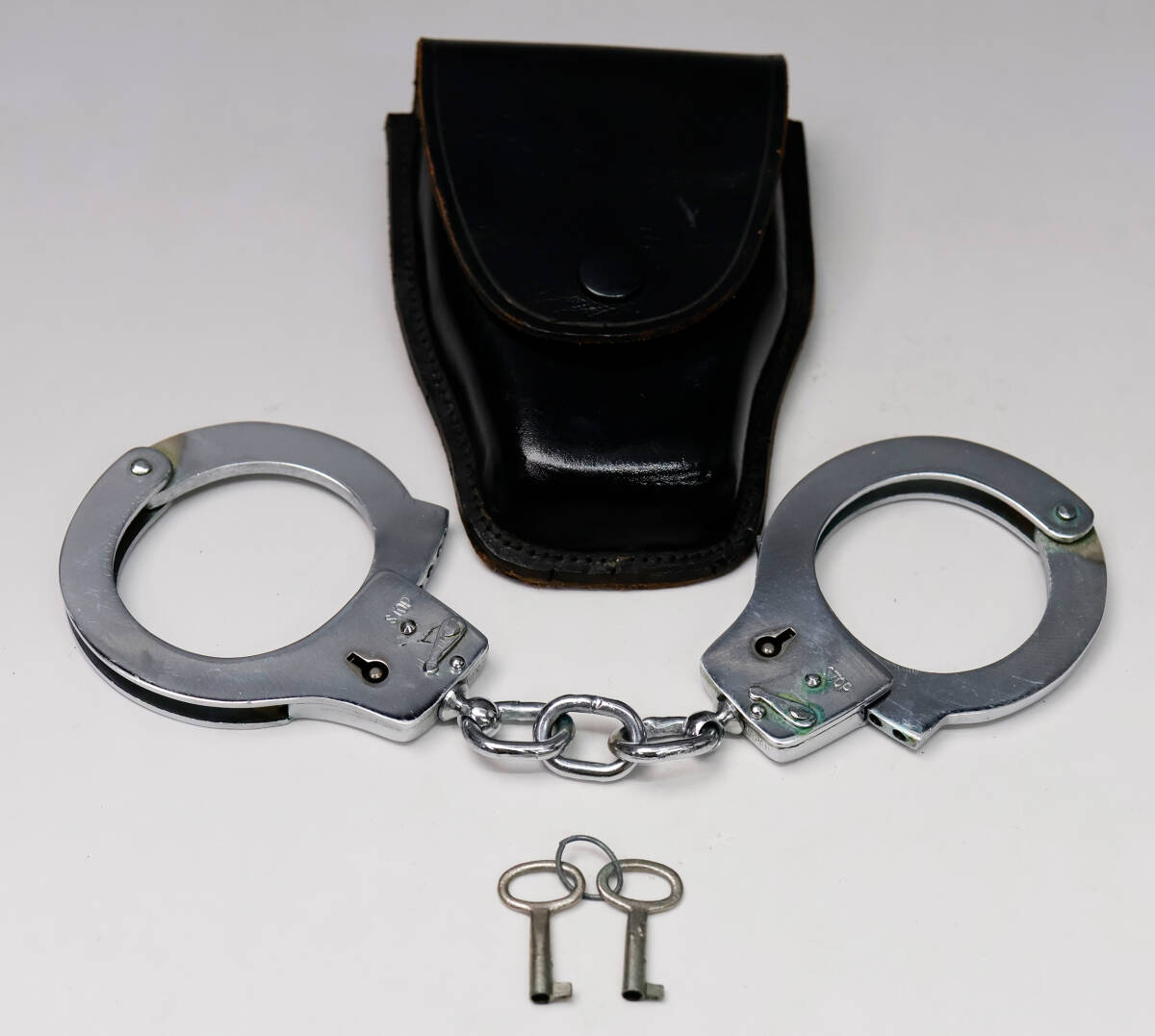 ◇手錠 日本警察 旭日章刻印入り◇ガイコツ型ハンドカフ 銀手錠 警察官