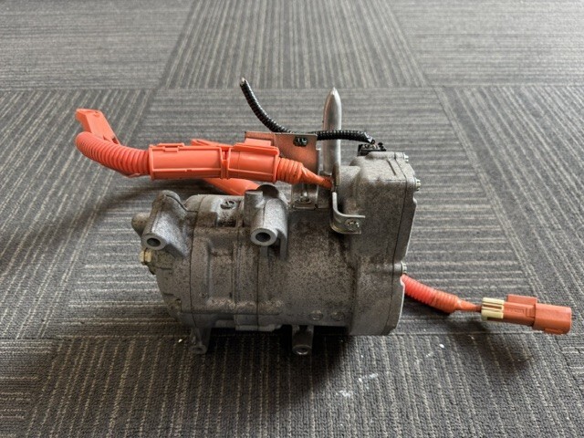 フィット DAA-GP5 エアコンコンプレッサー NH624P SHS-27M 38810-5P6