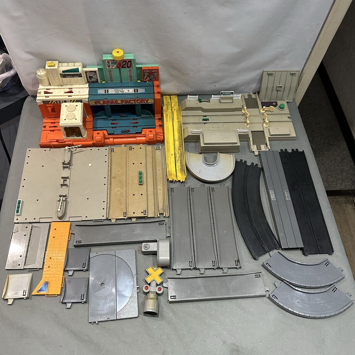 新品】即決！プラレール プラロード C-02 モータートミカ 日通コンテナ