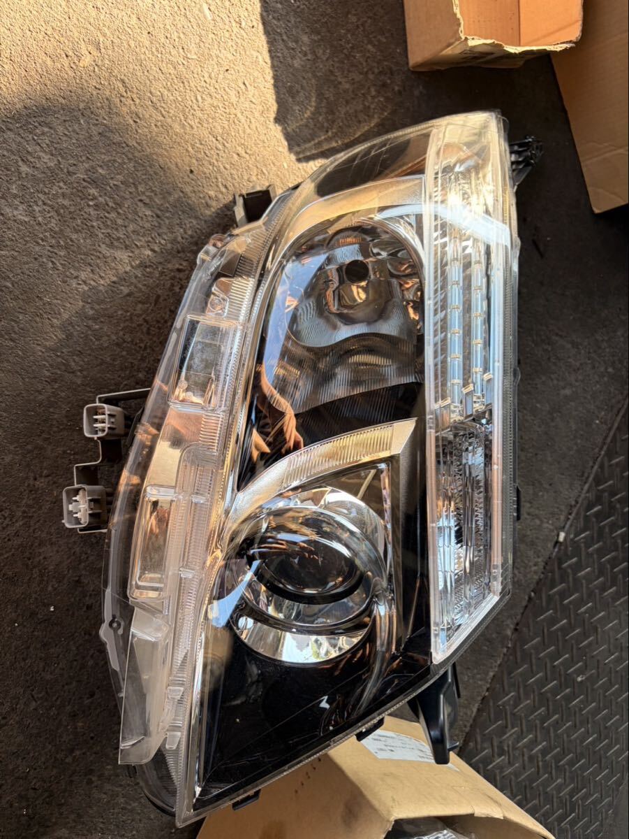 トヨタ純正 ZR R80ノアヘッドライト右81110-28G30 ZRR80 前期 ノア G's