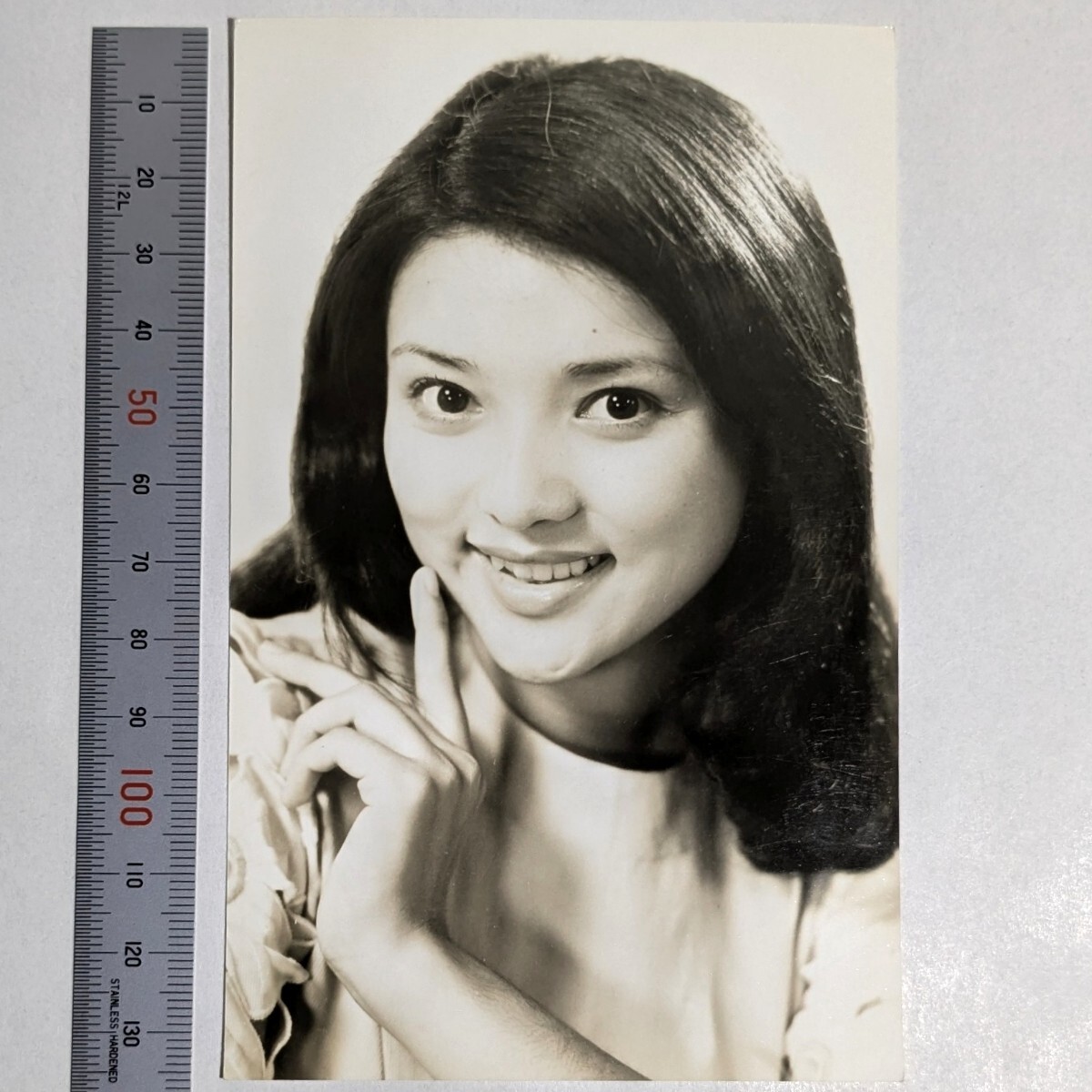未使用に近い】山口百恵 マルベル堂プロマイド写真2枚 制服 赤い膨らみ
