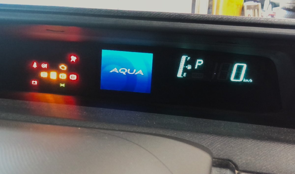 トヨタ アクア NHP10 純正 スピードメーター 83800-5CQ90の落札