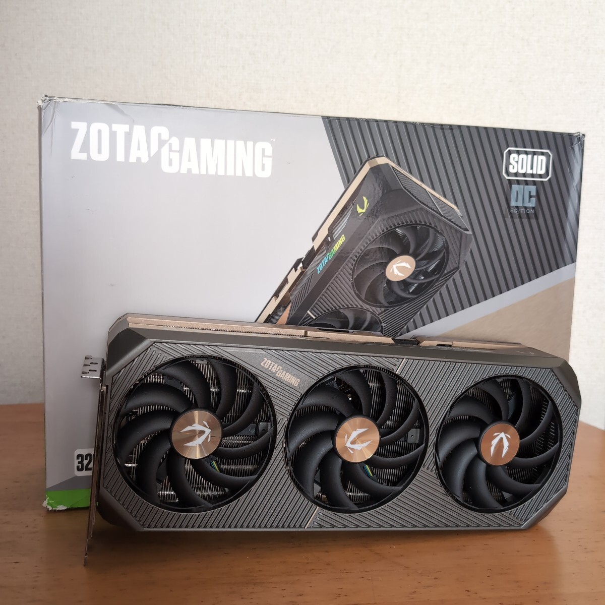 全体的に状態が悪い】【ジャンク品】ZOTAC RTX 5090 SOLID OC 32GBの