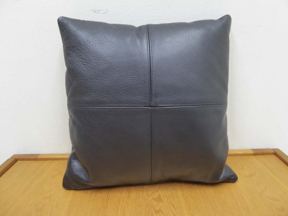 Cassina IXC カッシーナ・イクスシー 】本革フェザークッション 黒色