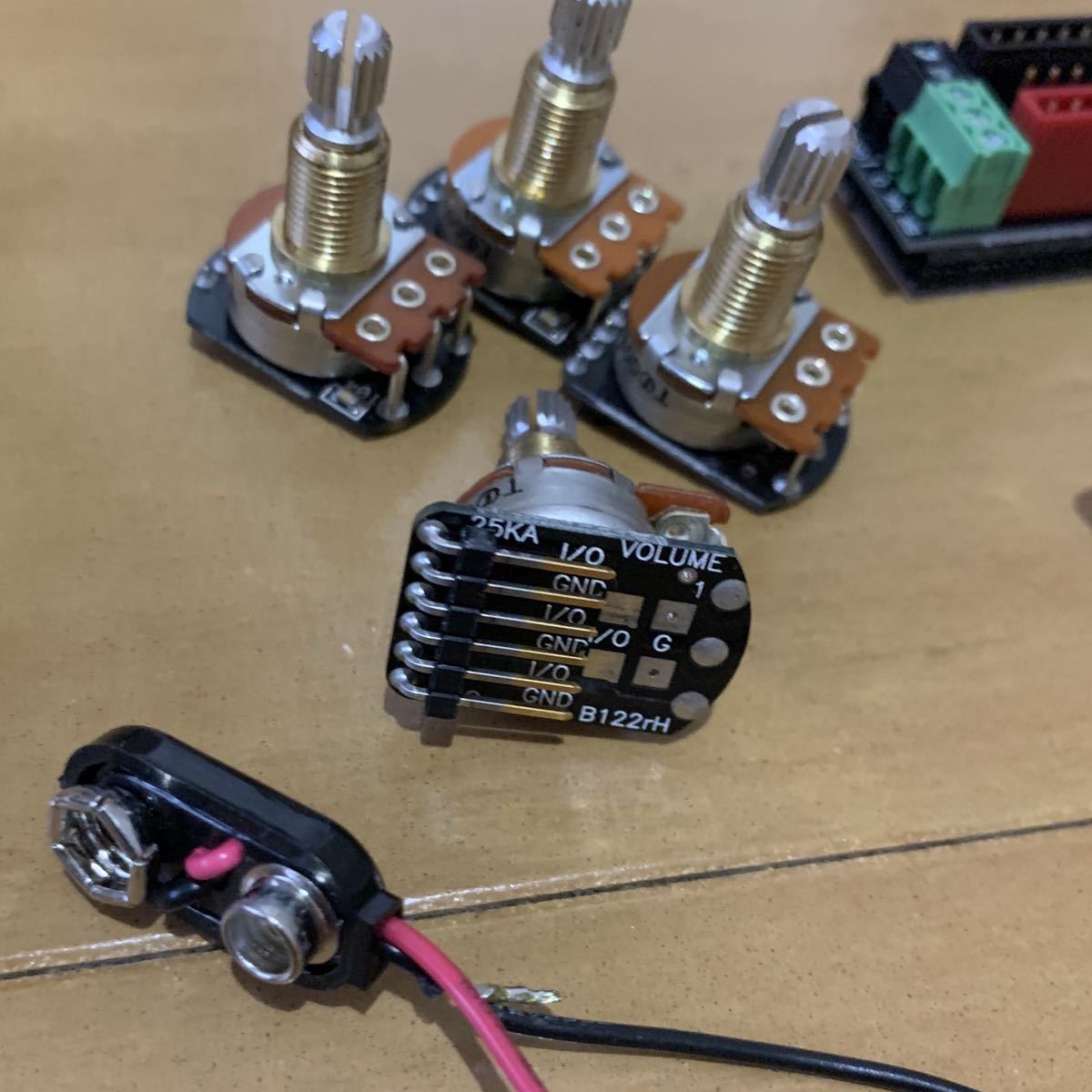 ジャンク Emg コネクタブル ワイヤリング セット ジャック ポット バッテリーバス リード線 アクティブピックアップ 配線 セット の落札情報詳細 ヤフオク落札価格情報 オークフリー スマートフォン版