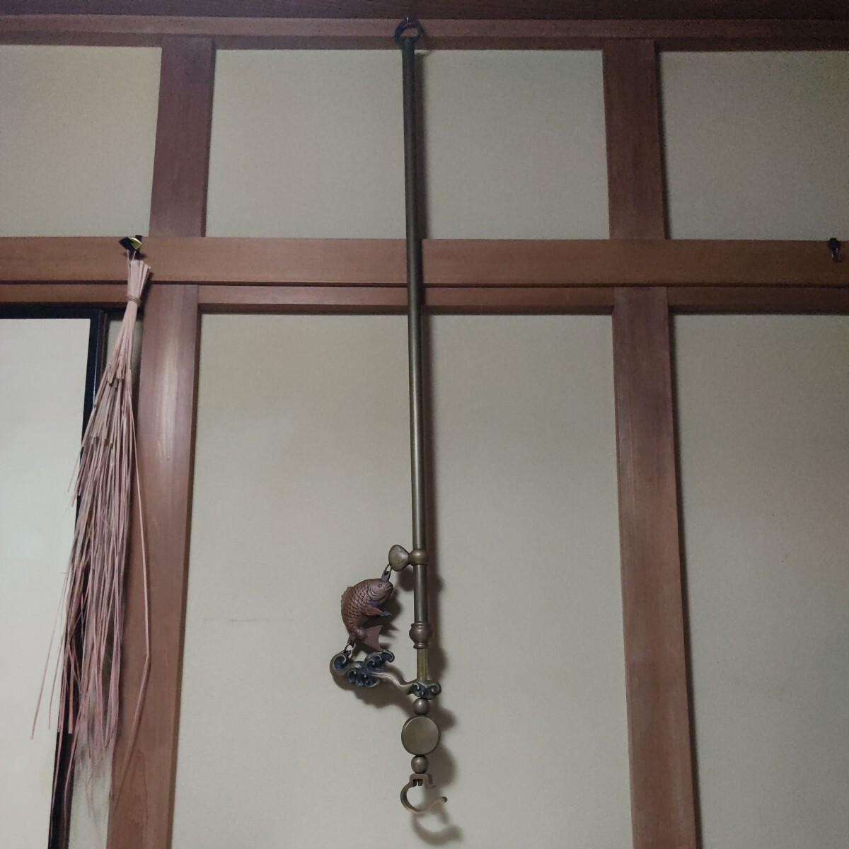 自在鉤 真鍮 囲炉裏 アンティーク オブジェ 置物 ② 自在鉤 真鍮 囲炉裏 アンティーク オブジェ 置物 自在鉤 囲炉裏」の