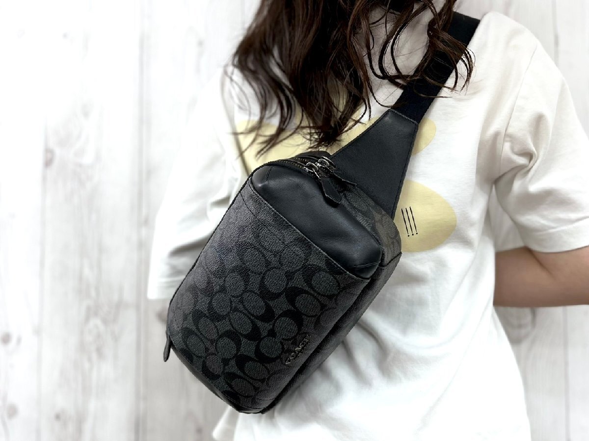 冬ギフト  真贋鑑定済 ウェスト ボディバッグ シグネチャー COACH 美品 バッグ