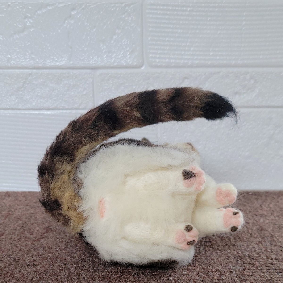 ＊chico＊ 羊毛フェルト 猫 ＊ サバ白ちゃん ブローチ *・ ネコ ハンドメイド ねこ サバトラ トラ猫 子猫 仔猫 chico＊ 羊毛フェルト 猫 ＊ 長毛 サバ白ちゃん ブローチ *・ ネコ