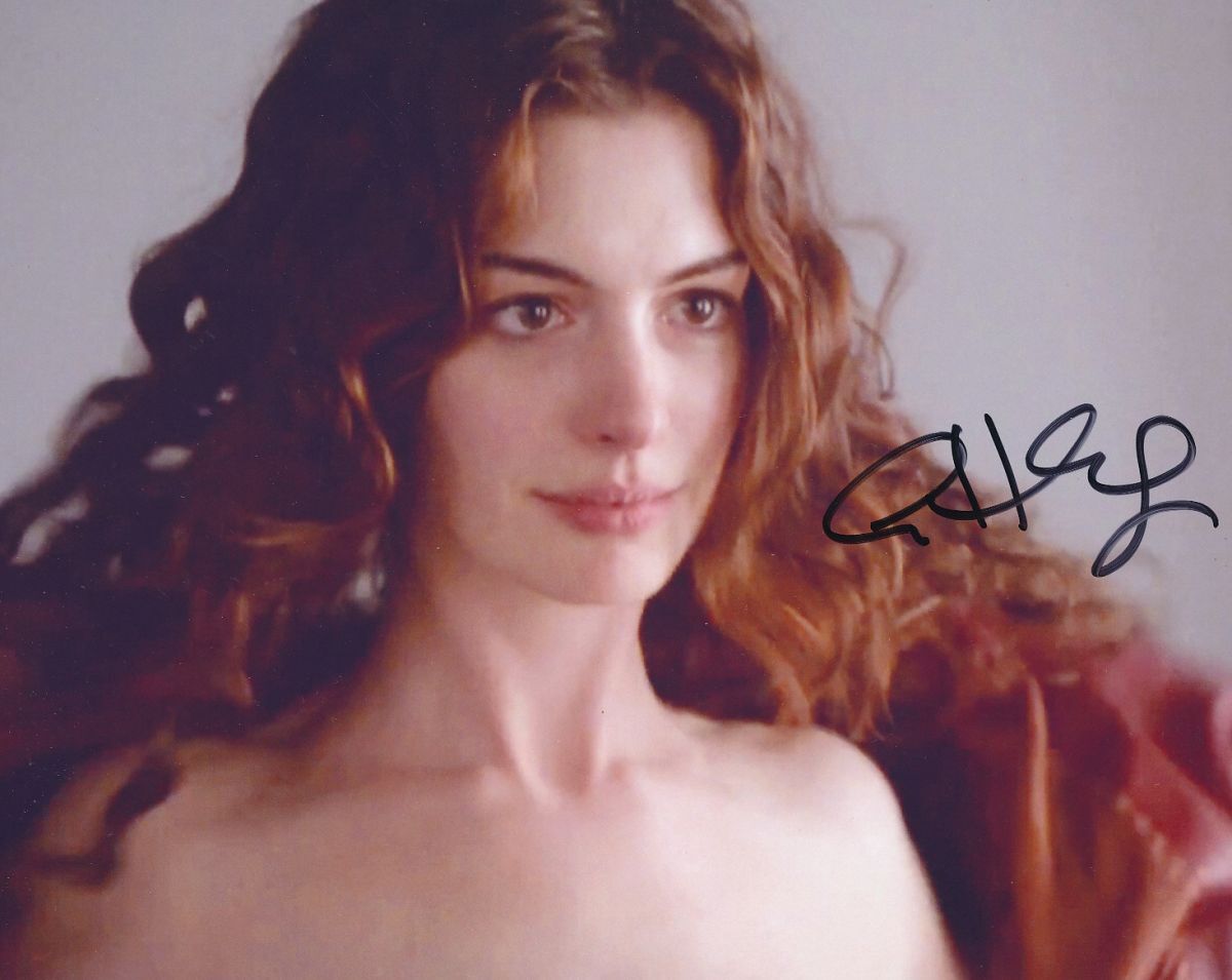 セール中…アンハサウェイ直筆サイン入り2Lサイズ写真…Anne Hathaway Anne Hathaway アン ハサウェイ 直筆サイン PHOTO | ハリウッド女優
