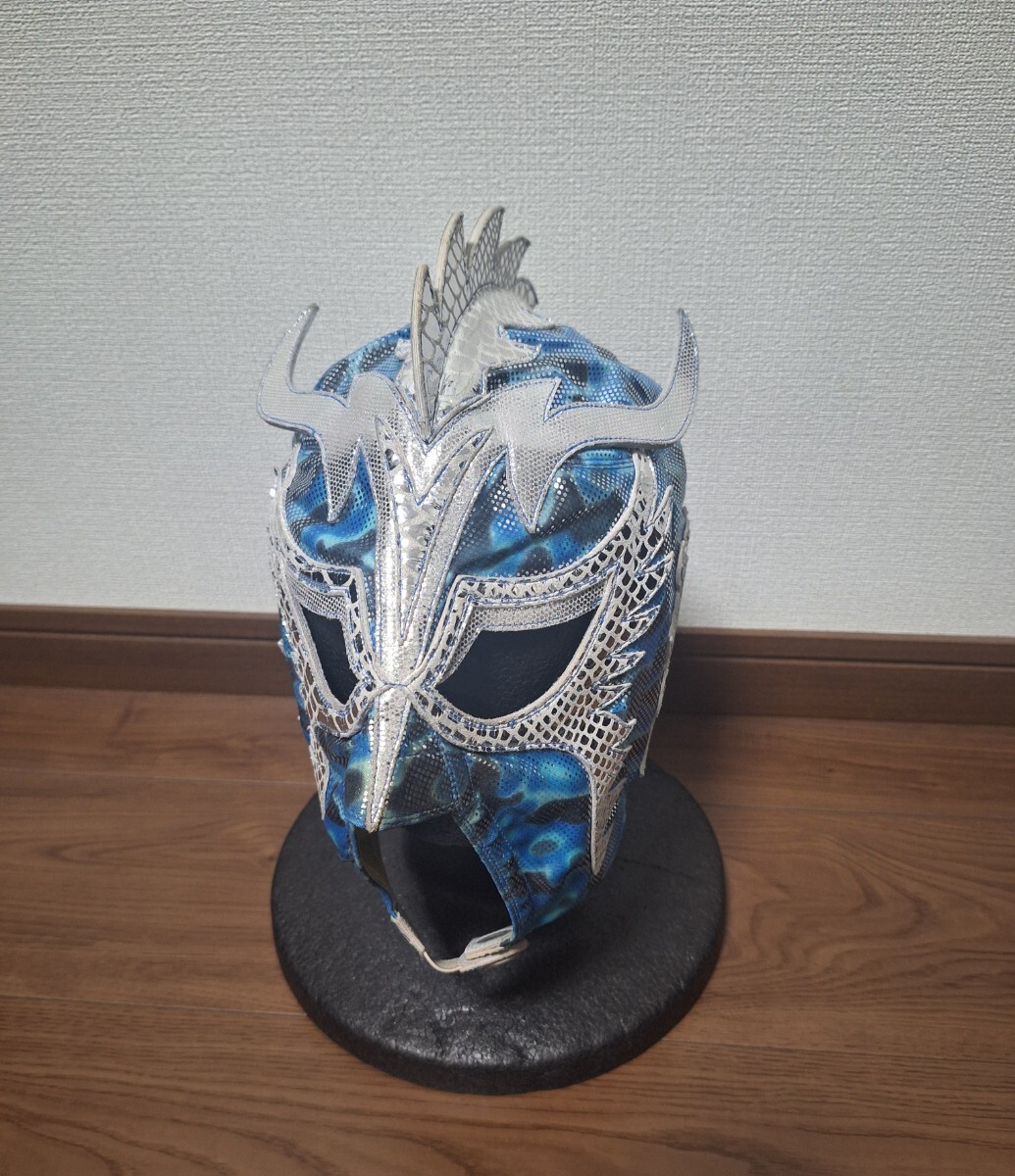 中古】ウルティモドラゴン選手のサイン入水色特殊生地マスクです。の