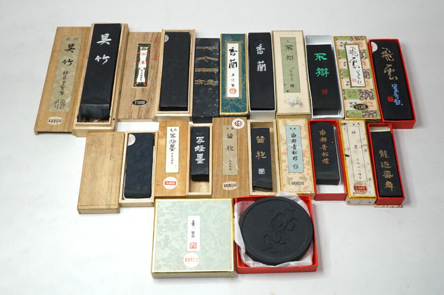 古美術品】UO152 【呉竹精昇堂謹製】呉竹画墨 「深美」・ 書道墨・色墨