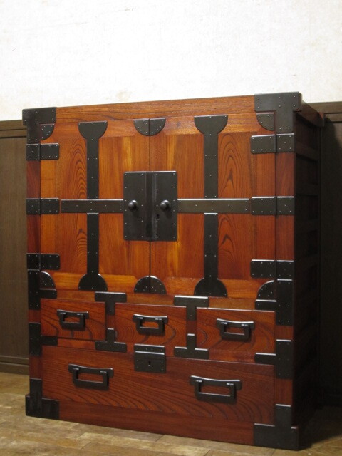 重厚！民芸時代箪笥①鍵付き◇欅材・豪華金具・刑務所作業品・伝統工芸