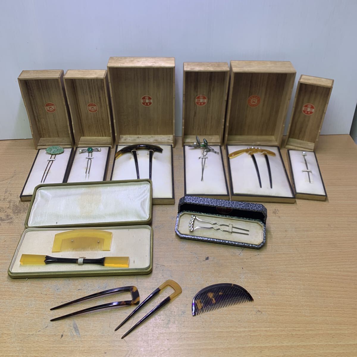 中古】【蓮華】昔のかんざし 簪 櫛 笄 鼈甲 珊瑚 螺鈿 髪飾り 和装小物