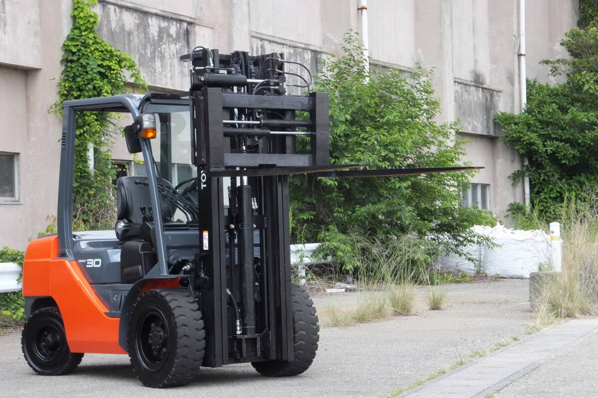 コマツフォークリフト回転フォーククランプ仕様及び天井が低くても荷役 
