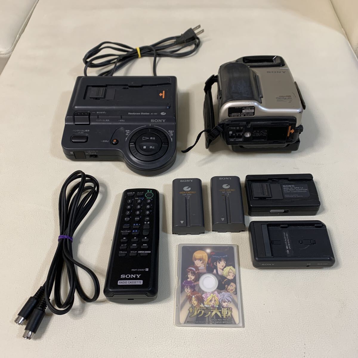 Sony CCD-TR3 AC-V515 HSA-V515 Handycam Video Hi8 & Station Kit