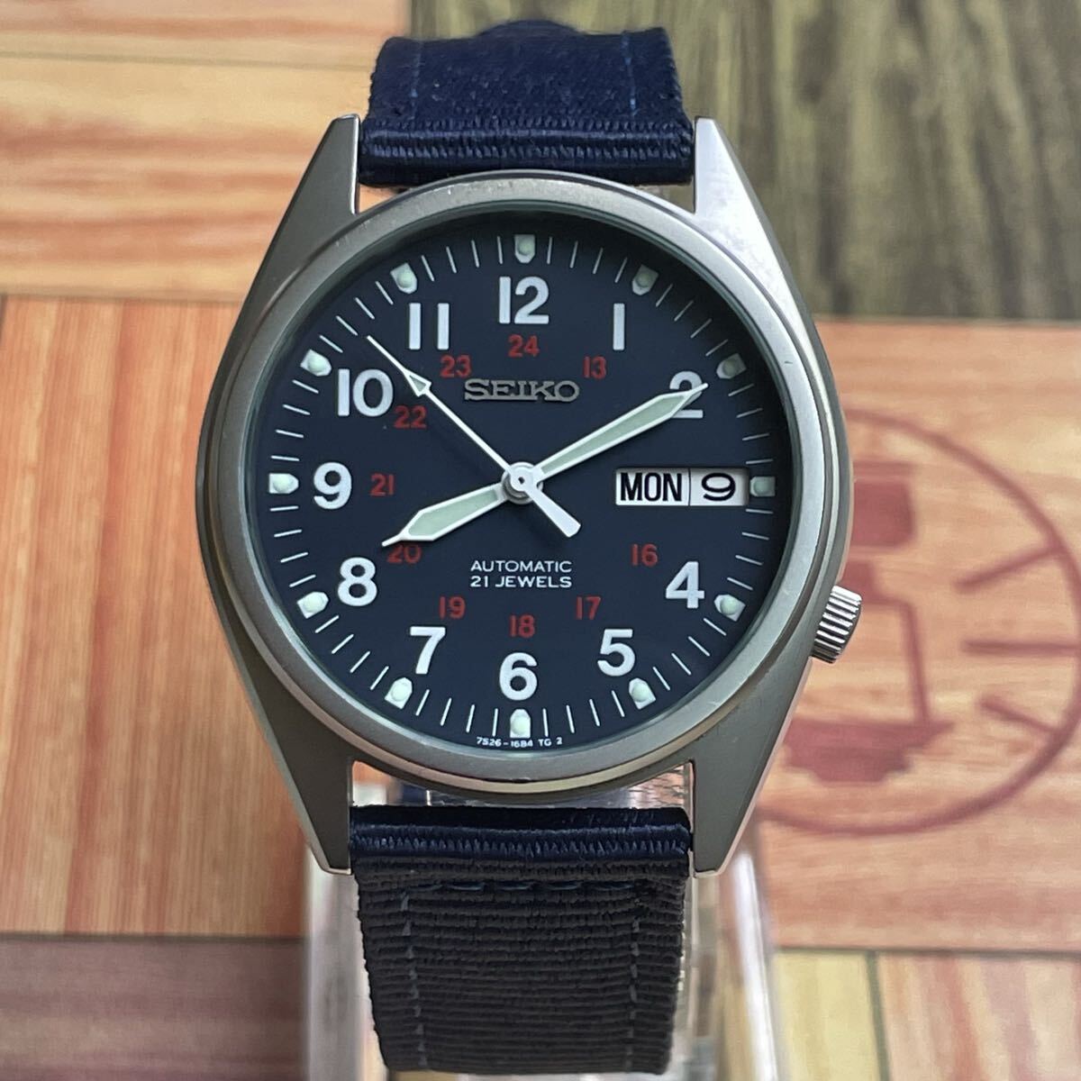 美ユーズド　SEIKO 7N42-8260 黒文字盤　動作良好　予備ベルト付 美ユーズド SEIKO 7N42-8260 黒文字盤 動作良好 予備ベルト付 美