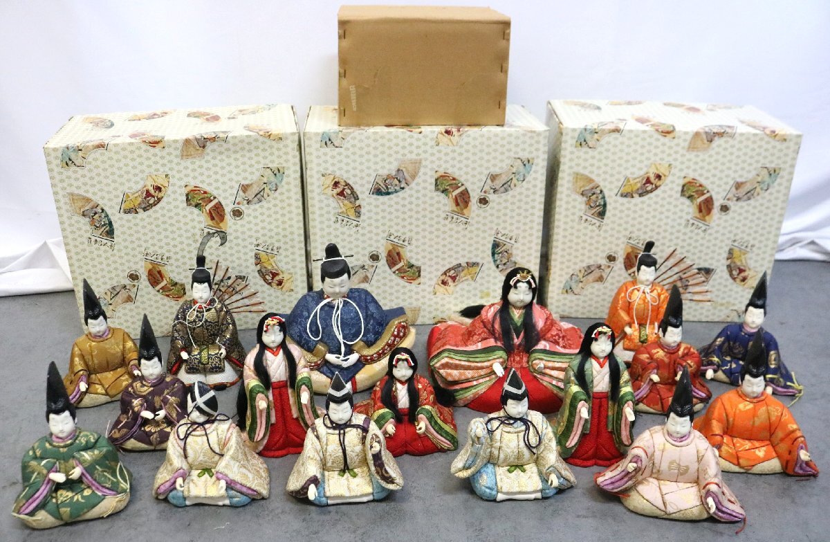 ☆古い雛道具【蒔絵蝶足膳揃(木製)】木箱入り 高足杯1個・椀と膳の