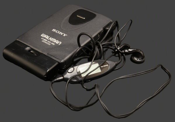 中古】中古 SONY ソニー コンポ DHC-MDX 10 リモコン付 CD/MD/カセット