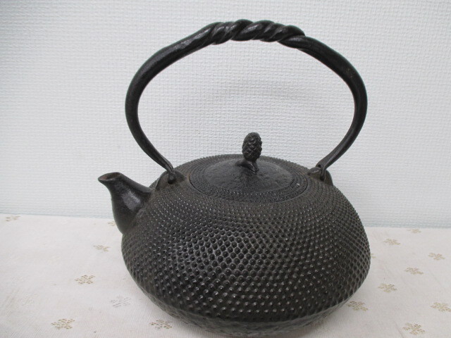 義】 岩手県伝統工芸品 南部鉄器 松ぼっくりつまみ あられ型鉄瓶 少