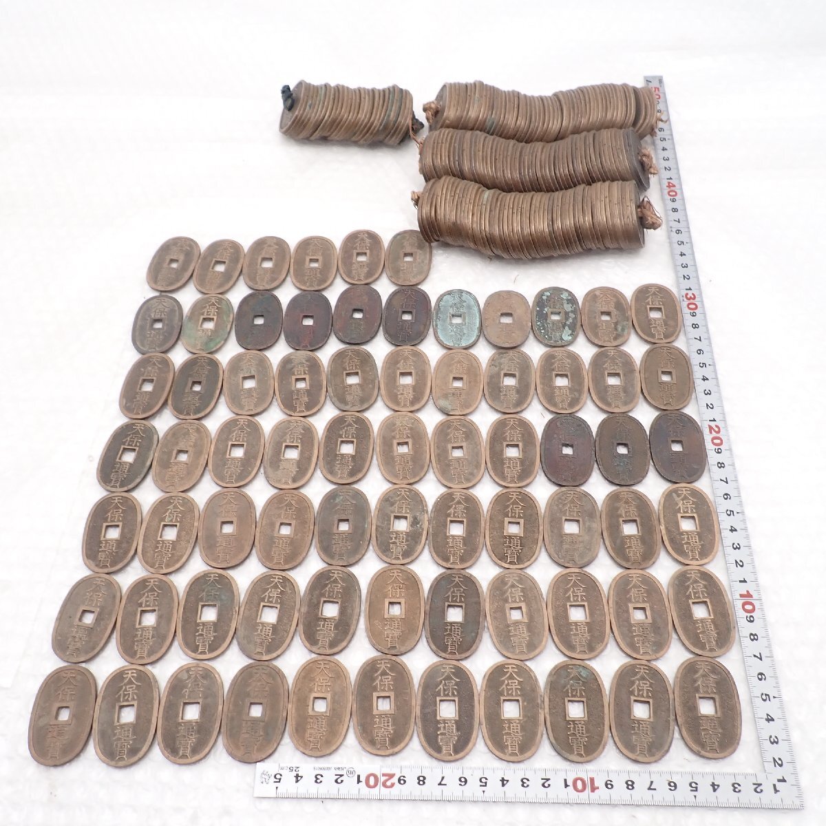 中古】(434)日本古銭 天保通宝 天保通寶 當百 104枚 サシ 縄紐通し 約