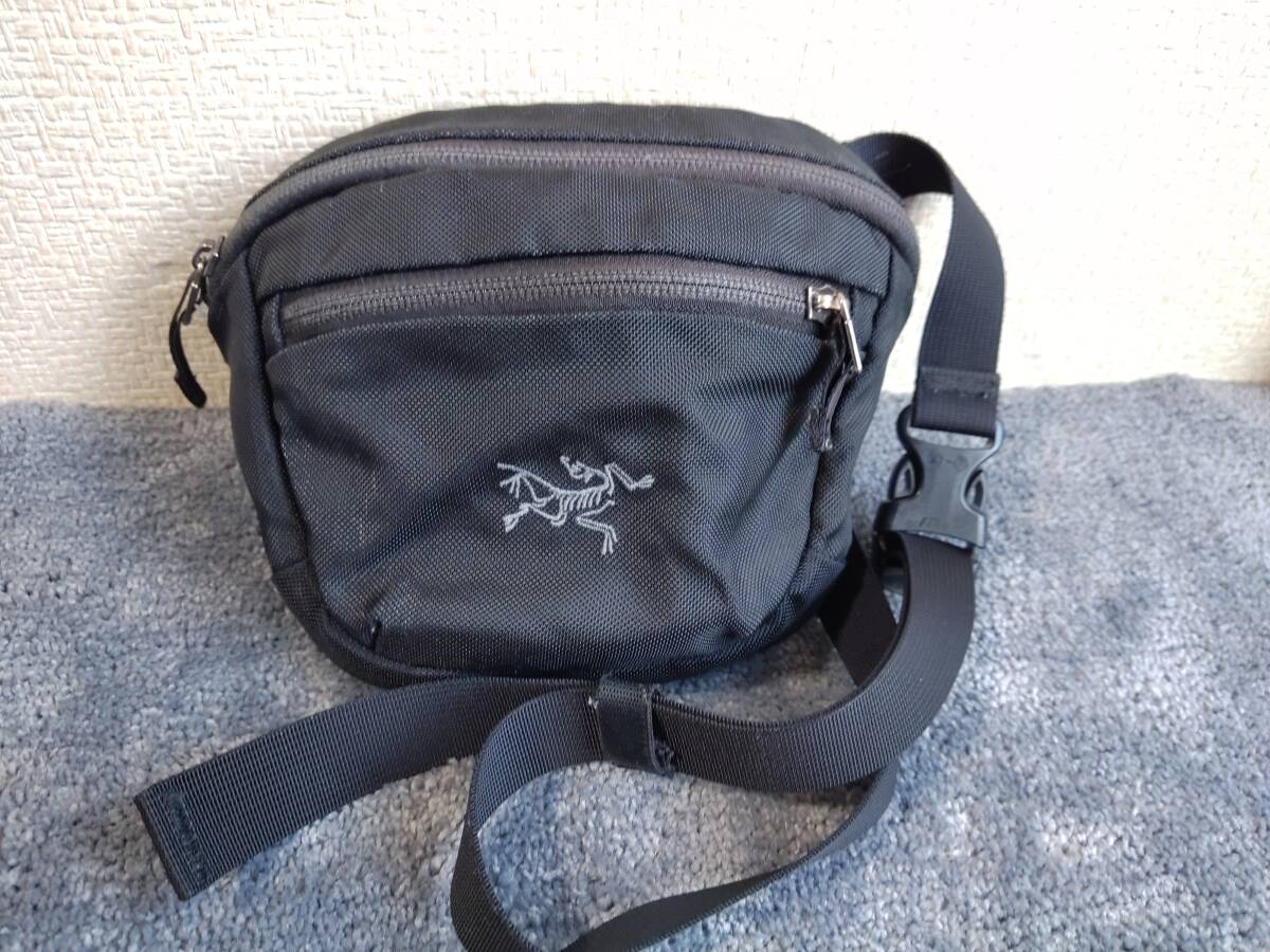 新品】新品BEAMS別注ARCTERYX MAKAカモフラ柄ショルダーバッグ迷彩