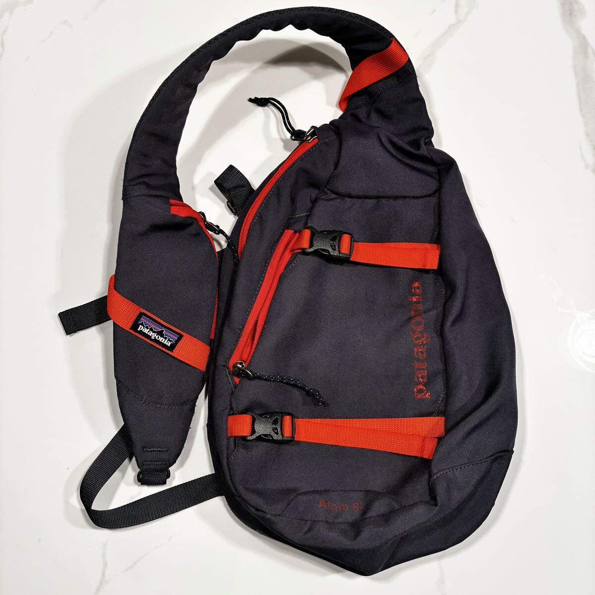 美品 patagonia ATOMアトム 梨花さん愛用カラーボディ バッグTGNワン