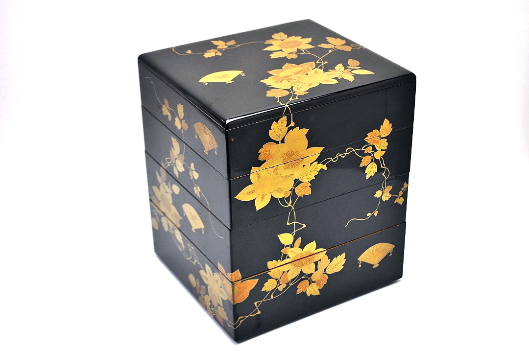 金銀蒔絵 「燕子花」重箱 明治期. Z4 金銀蒔絵 「燕子花」重箱 明治期