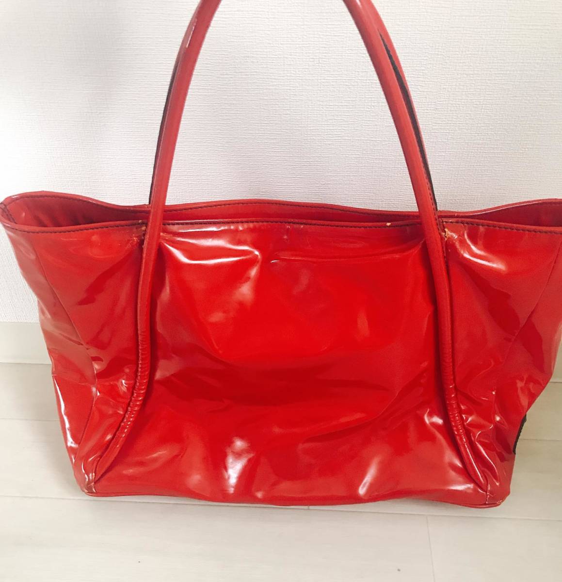 美品 エナメルリボントート 赤（ミオオッジ MIOOGGI 軽量 柔らか素材  