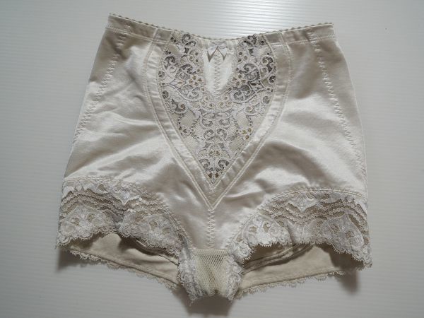 【美品】マルコ 補正下着 カリーユ限定色 ショートガードル Mサイズ 美品】マルコ 補正下着 カリーユ限定色 ショートガードル Mサイズ