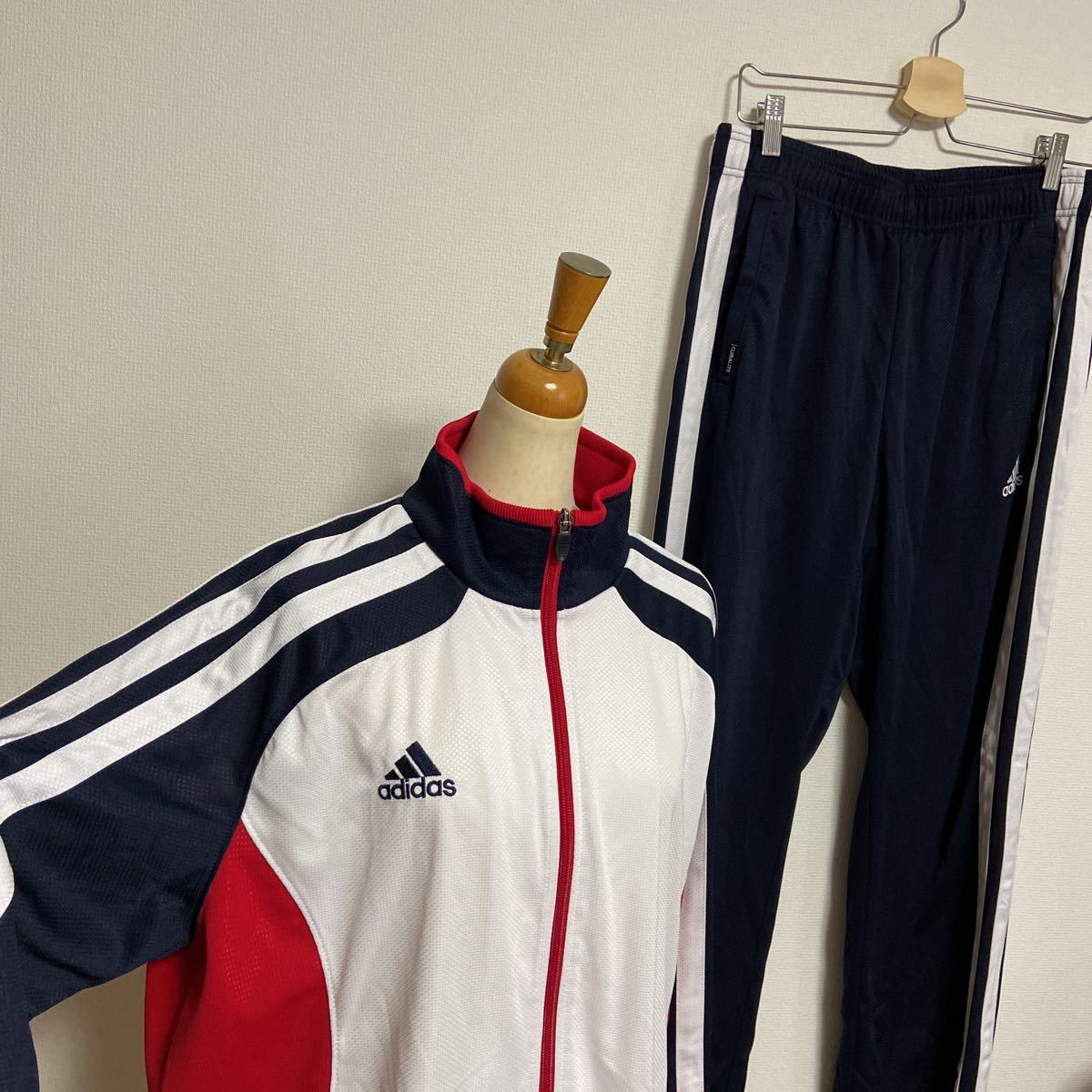 Adidas アディダス 上下セットジャージ メンズｏ 極太三本ライン おしゃれジャージ 春夏用薄手ジャージ の落札情報詳細 ヤフオク落札価格情報 オークフリー スマートフォン版