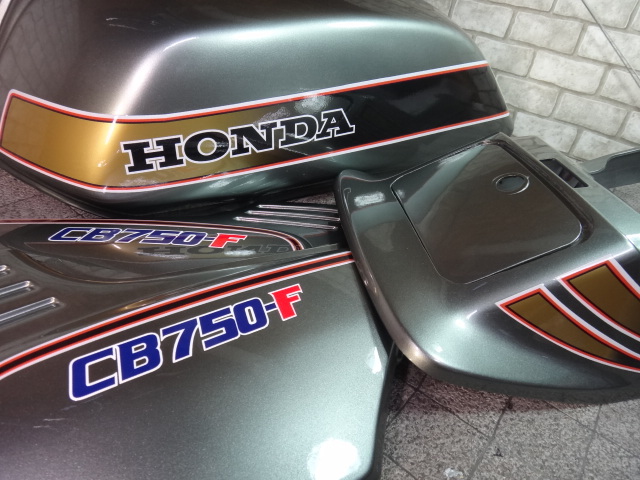 HONDA CB750F シルバー 外装一式｜バイク