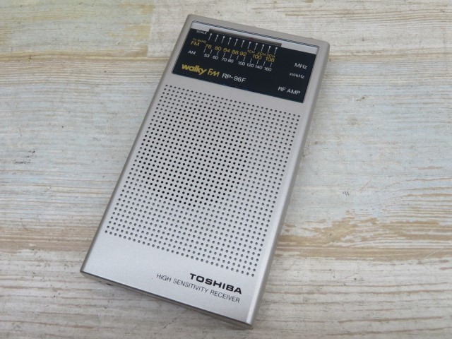 ☆TOSHIBA RP-96F ラジオ シルバー walkyFM FM/AM 東芝 電池/カバー 