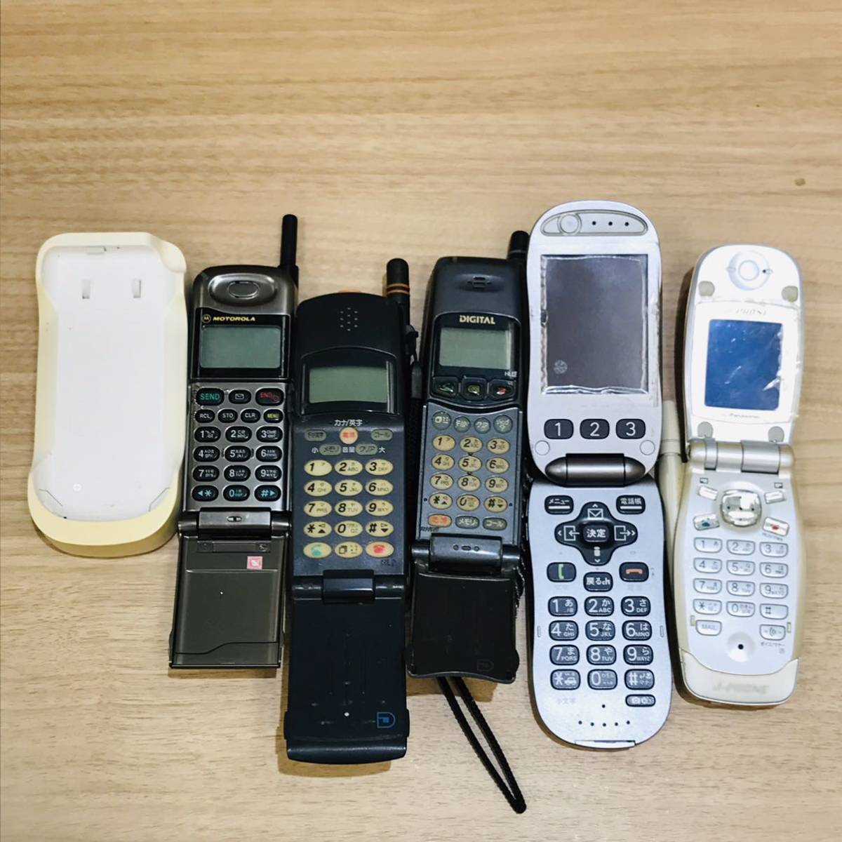 / セット ジャンク まとめて ガラケー 古い 折りたたみ式携帯電話23台セット　ガラケーまとめ　ドコモ　au む*！様 携帯電話 ドコモ 大量 携帯電話本体
