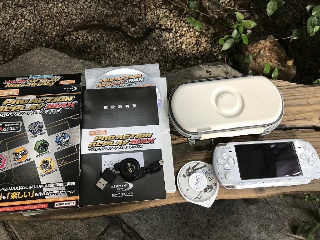 PSP3000とカセット13本とケース