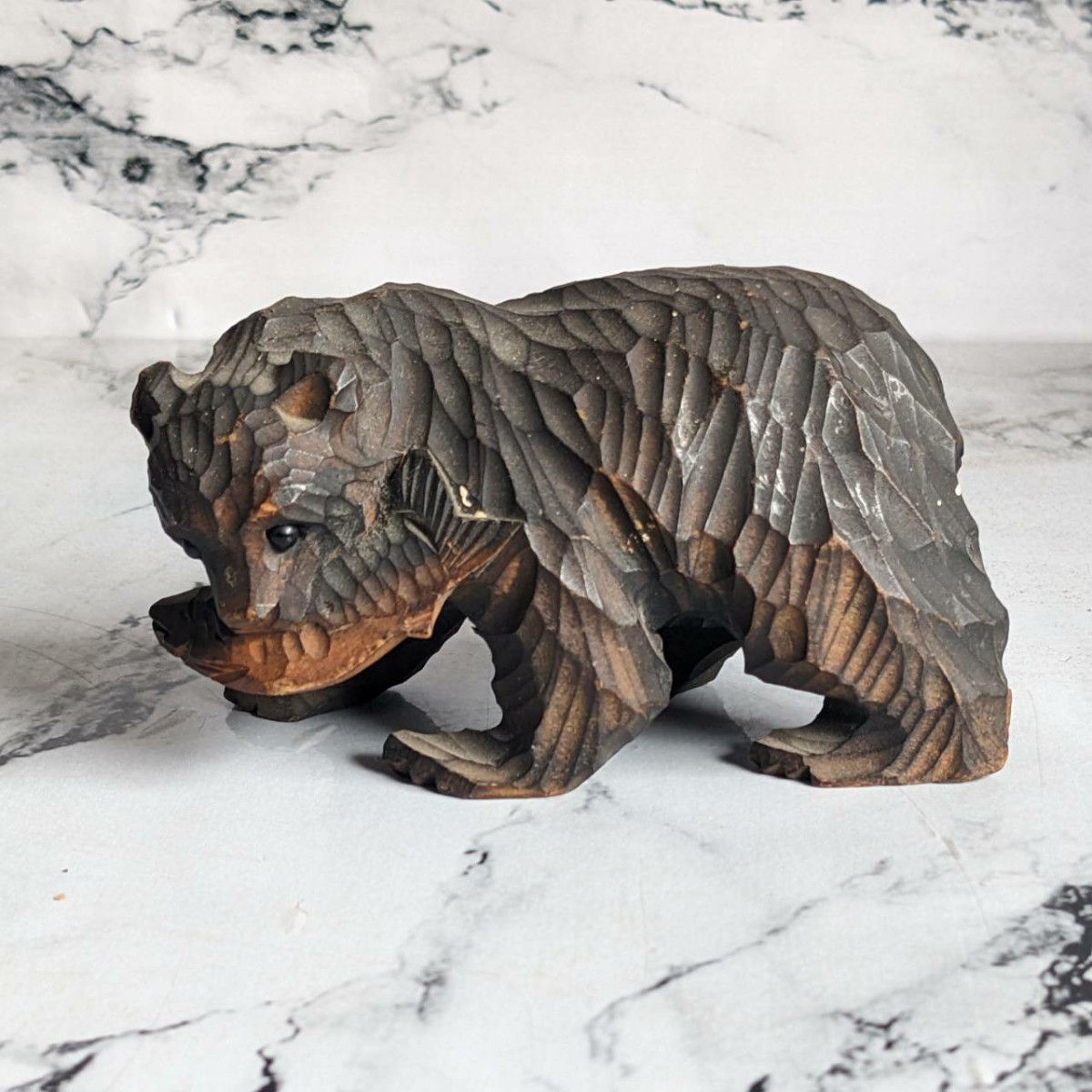 アイヌ名門堀井一族が手掛けた珍しいガラス玉の瞳で彫りや塗りが一級品